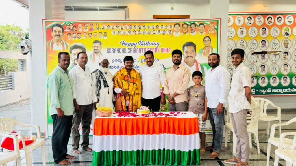 వీఆర్వో బర్త్ డే వేడుకల్లో పాల్గొన్న బోరంచు శ్రీకాంత్ రెడ్డి