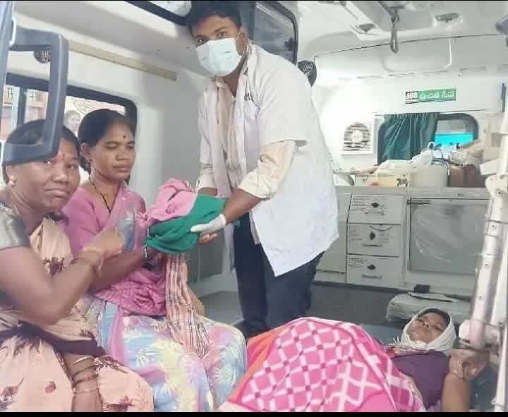 అంబులెన్స్‌లోనే పండంటి మగబిడ్డకు జననం