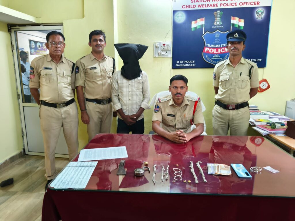 ఇంటి తాళాలు పగులగొట్టి ఆభరణాల చోరీ..