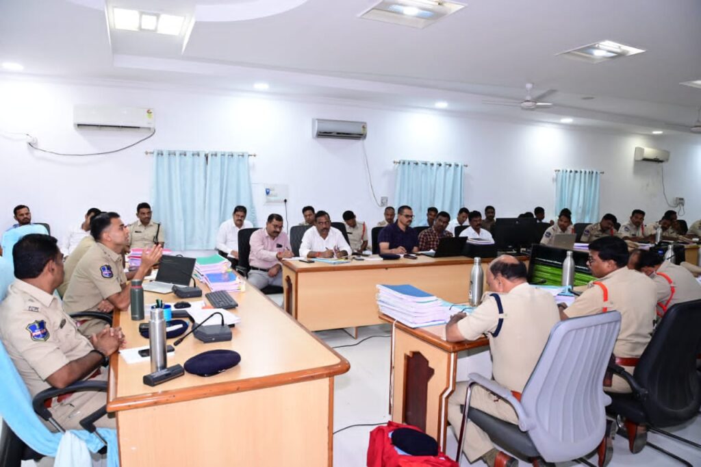 అప్రమత్తంగా విధులు నిర్వహించాలి: ఎస్పీ అఖిల్ మహాజన్