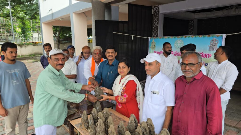 పూజకు మట్టి విగ్రహాలు మేలు: మున్సిపల్ ఛైర్పర్సన్ అనూష