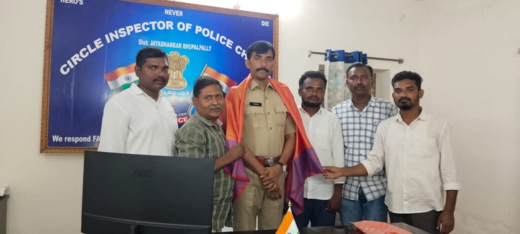 సీఐ ని కలిసిన ధర్మ సమాజ్ పార్టీ నేతలు..