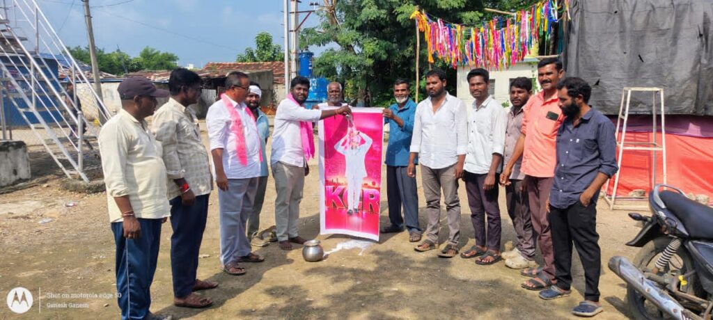 తెలంగాణ తొలి ముఖ్యమంత్రి చిత్రానికి పాలాభిషేకం..