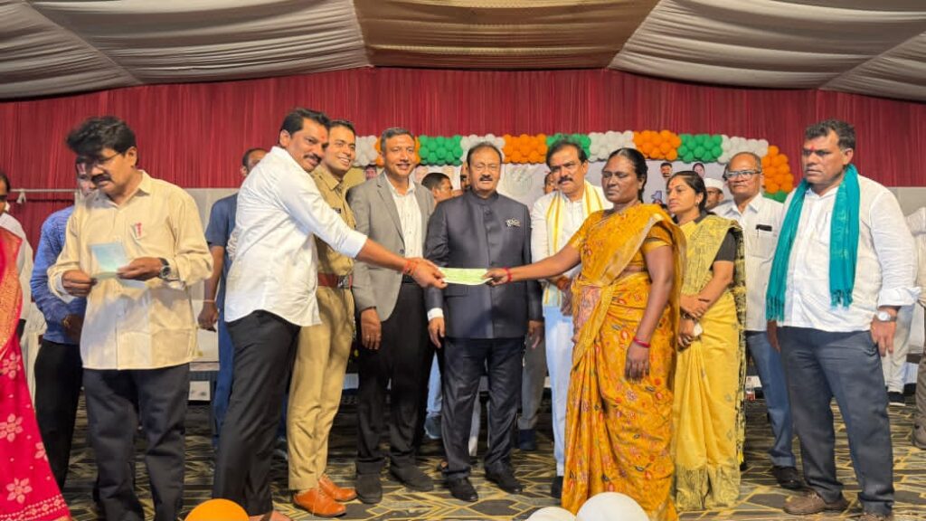 విద్యార్థులకు కళ్లద్దాల పంపిణీ..
