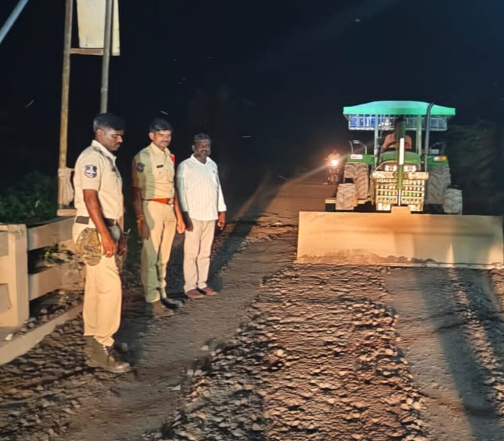సొంత ఖర్చులతో రహదారి మరమ్మతులు