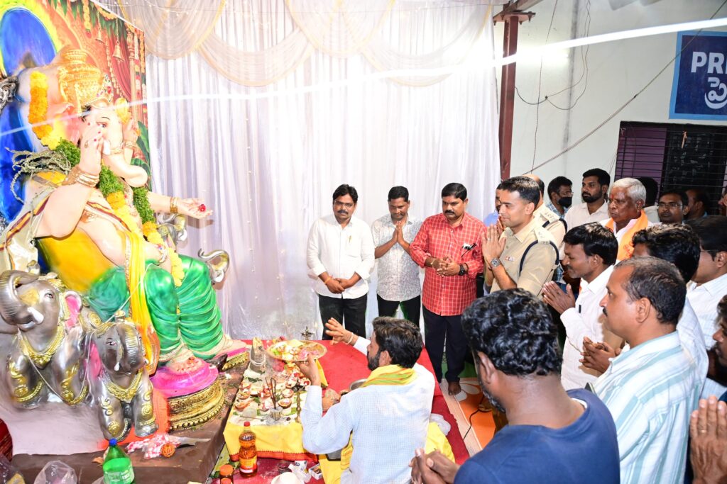 గణపతి మండపాలను సందర్శించిన జిల్లా ఎస్పీ