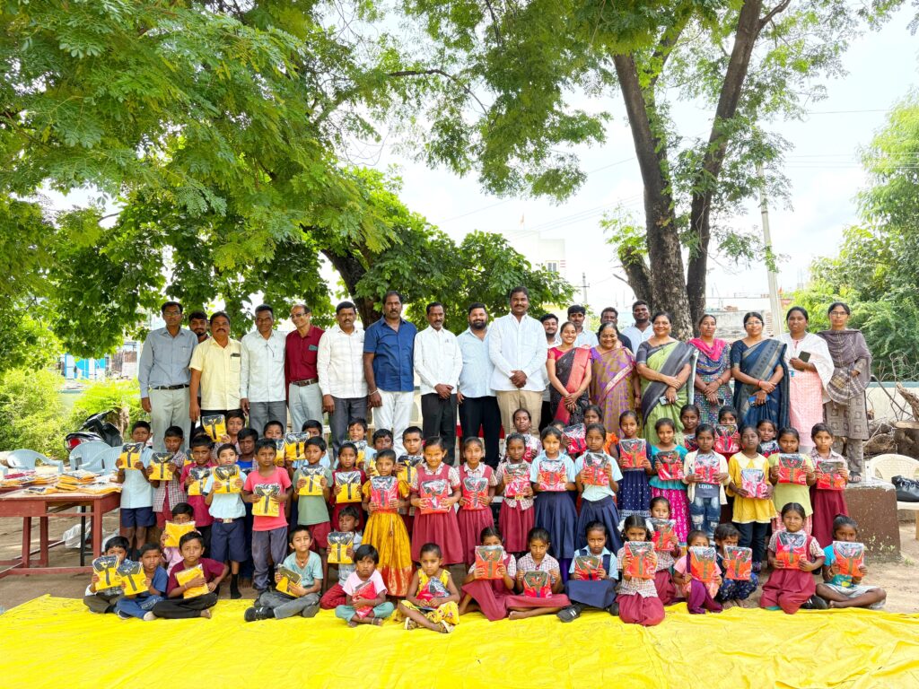 పాఠశాల విద్యార్థులకు ‘స్పోర్ట్స్ డ్రెస్సులు’ పంపిణీ