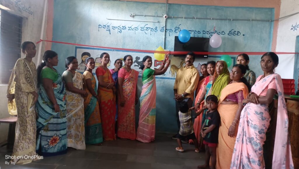 ప్రభుత్వ పాఠశాలకు ‘బీరువా’ విరాళం..
