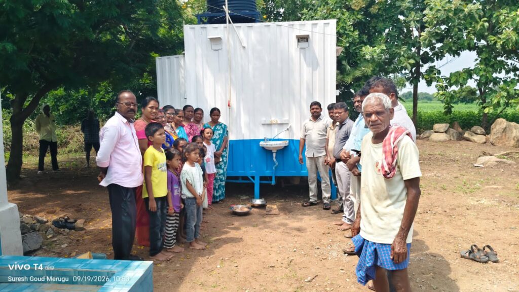 పాఠశాలలో కంటైనర్ టాయిలెట్స్ ప్రారంభం