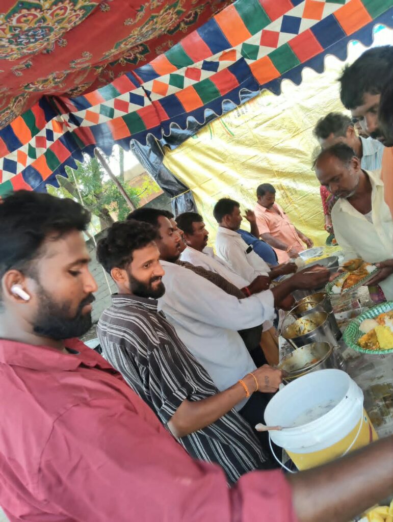 భక్తులకు మహా అన్నప్రసాద వితరణ..