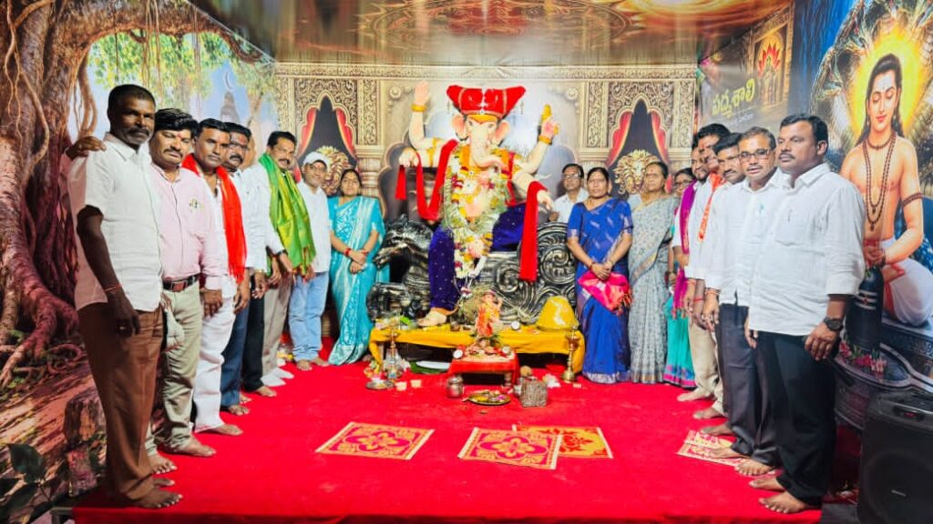 పద్మశాలి సంఘ భవనంలో గణనాథుడిని దర్శించుకున్న మార్కెట్ చైర్మన్ శ్రీకాంత్ రెడ్డి, మున్సిపల్ చైర్‌పర్సన్ అనూష