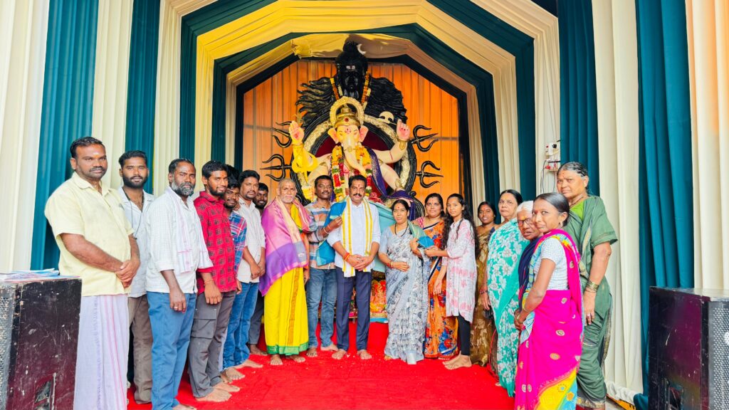 త్రిషల్ గణేష్ మండలిలో ప్రత్యేక పూజలు..