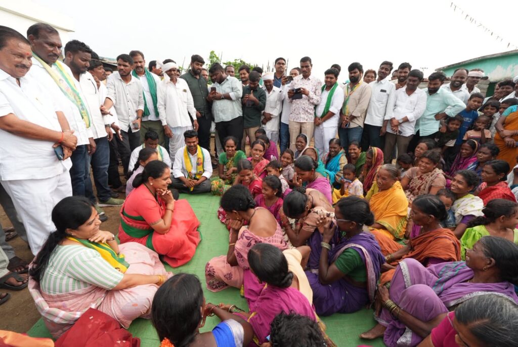 రిమ్స్‌ ఘటన బాధిత కుటుంబానికి కవిత పరామర్శ..
