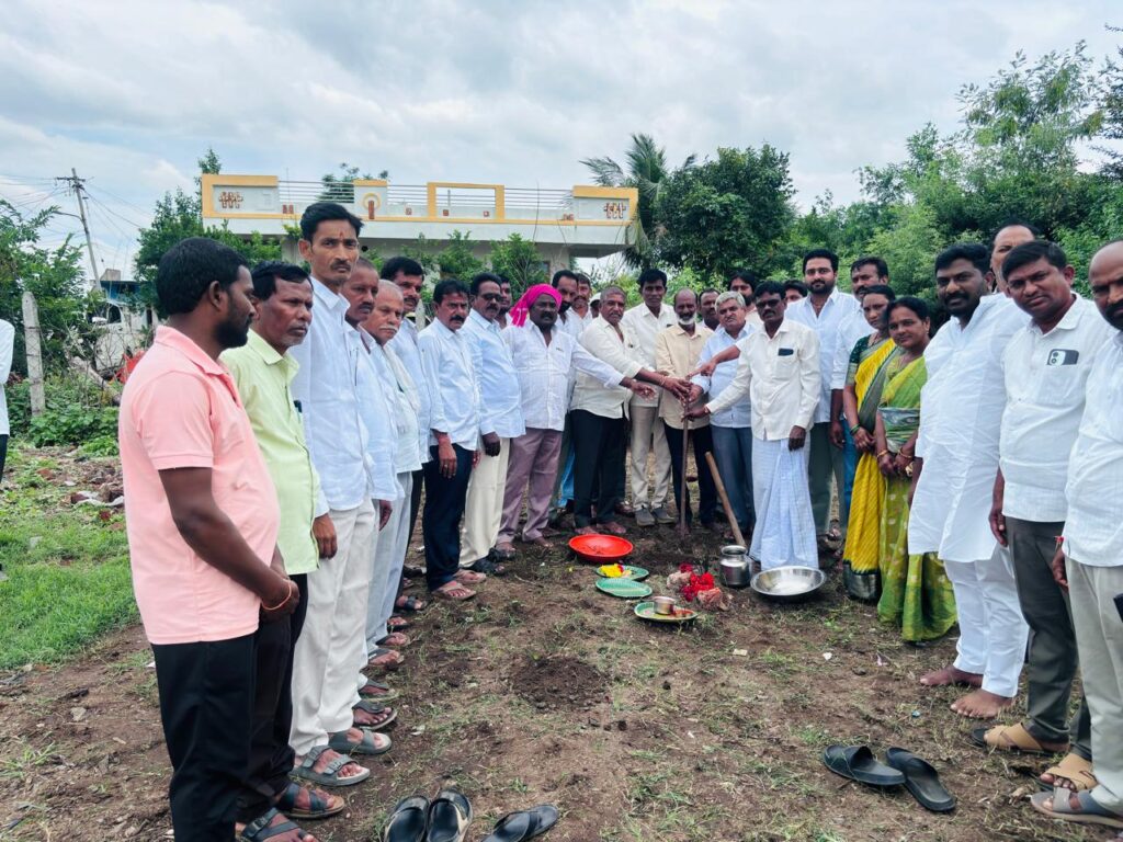 ఇందిరమ్మ ఇళ్ల నిర్మాణానికి భూమిపూజ..