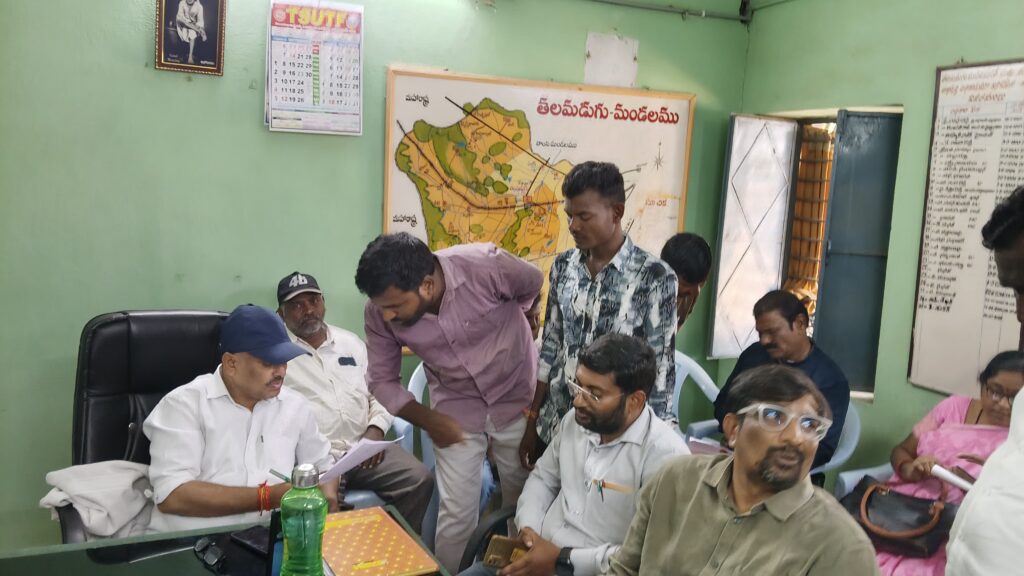 ప్రజల నుంచి అర్జీల స్వీకరణ..