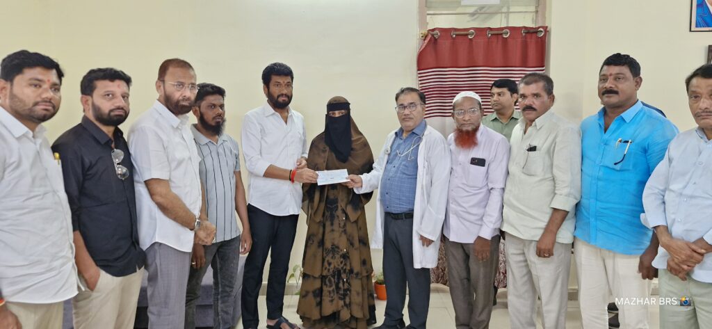 బాధిత కుటుంబానికి రూ.5 లక్షల చెక్కు అందజేత