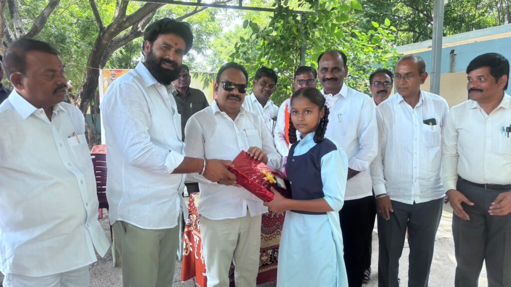 చిత్రలేఖన పోటీల విజేతలకు బహుమతులు