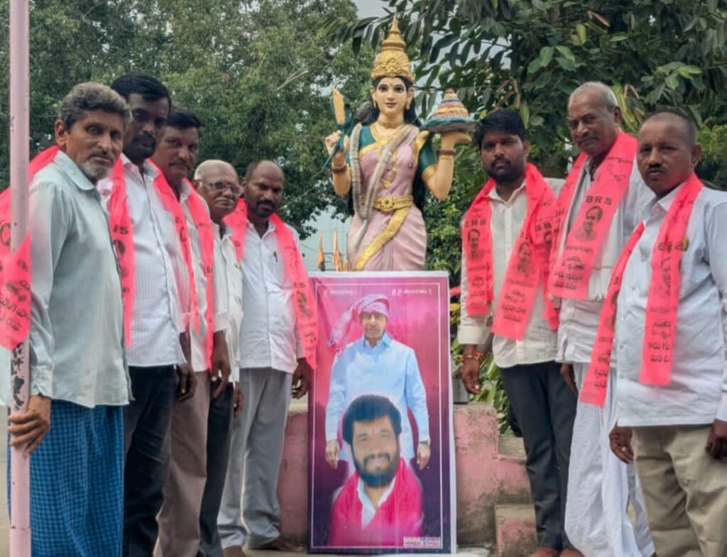 ఎస్టీలకు 10 శాతం రిజర్వేషన్‌పై కేసీఆర్ చిత్రపటానికి పాలాభిషేకం