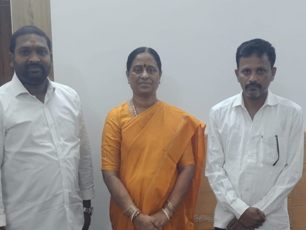 మాజీ మంత్రి కొండా సురేఖను మర్యాదపూర్వకంగా కలిసిన వేముల మహేందర్ గౌడ్