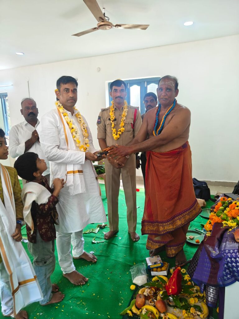 పోలీస్ స్టేషన్ లో ఘనంగా ఆయుధపూజ..