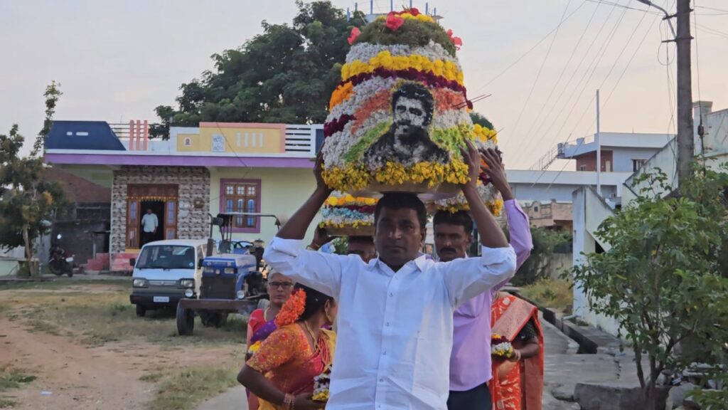 కాంగ్రెస్ పార్టీ నాయకుని వీరాభిమానం.. రాహుల్ గాంధీ చిత్రపటంతో బతుకమ్మ