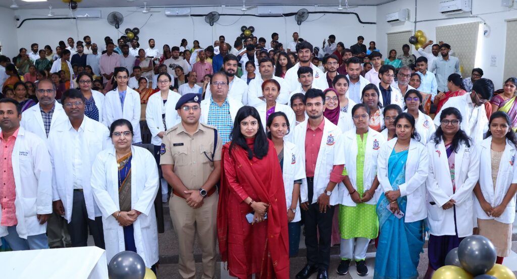 సామాజిక సేవలో భాగంగా కొందరికైనా ఉచిత వైద్యం అందించాలి..