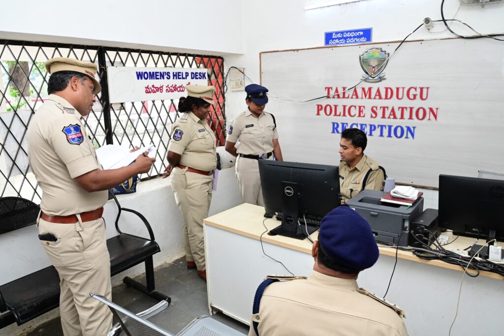 పోలీస్ స్టేషన్‌ను ఆకస్మికంగా తనిఖీ చేసిన జిల్లా ఎస్పీ
