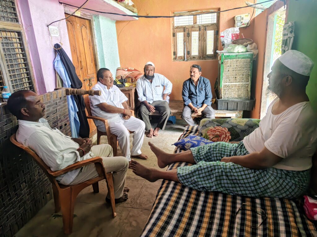 జర్నలిస్టును పరామర్శించిన మాజీ ఎమ్మెల్యే