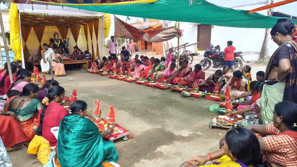 భక్తిశ్రద్ధలతో శారదాదేవికి కుంకుమార్చన..