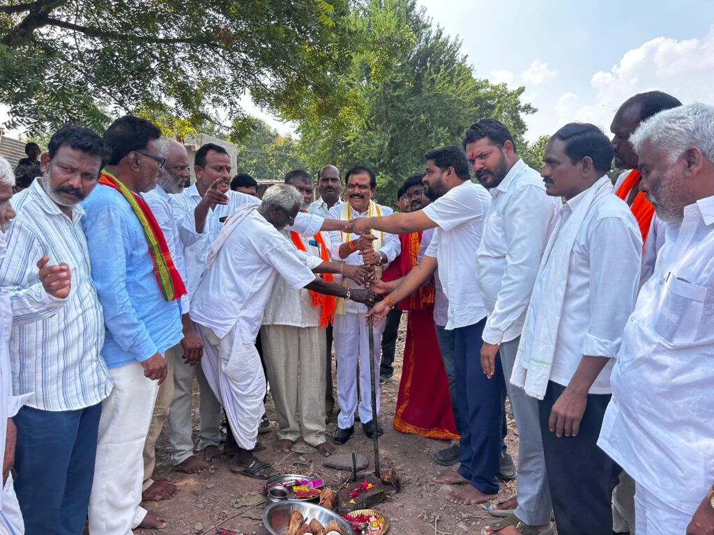 రూ.15 లక్షల సీసీ రోడ్డు పనులకు భూమిపూజ