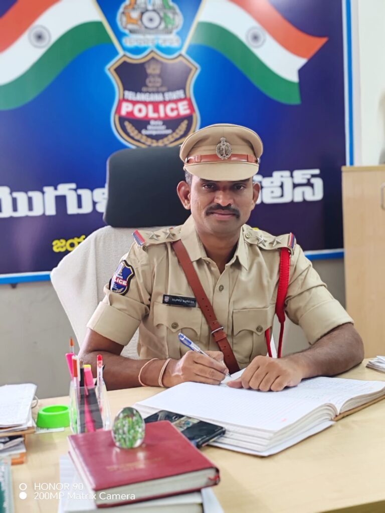 దసరా పండుగను ప్రశాంత వాతావరణంలో జరుపుకోవాలి :మొగుళ్లపల్లి ఎస్ఐ ముప్పు సురేష్