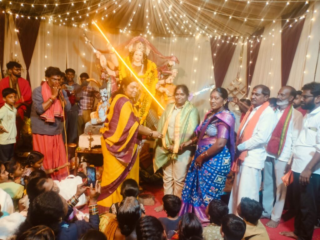 దుర్గా మాత పూజలు చేసిన ఎస్సై రాధిక..