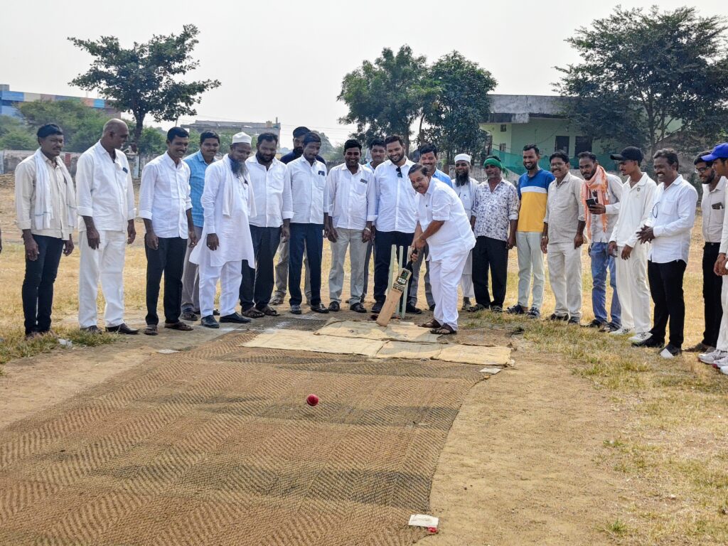 బ్యాట్ పట్టిన మాజీ ఎమ్మెల్యే రాథోడ్ బాపురావు..