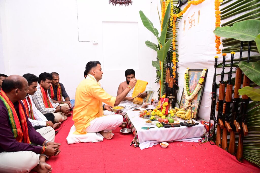 ఆయుధ భాండాగారంలో ప్రత్యేక పూజలు..