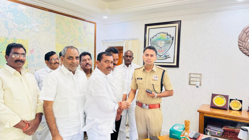 ఎస్పీ అఖిల్ మహాజన్‌కు కాంగ్రెస్ నాయకుల దసరా శుభాకాంక్షలు