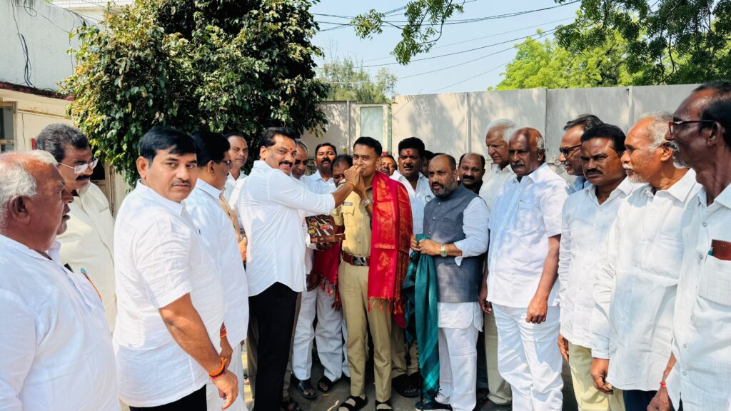 కలెక్టర్ ఎస్పీకి కాంగ్రెస్ నేతల దసరా శుభాకాంక్షలు.