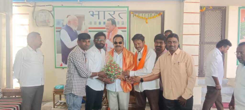 ఎంపీ గోడం నగేష్‌కు దేవాపూర్ బీజేపీ నాయకుల జన్మదిన శుభాకాంక్షలు
