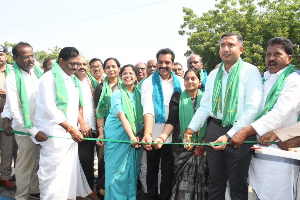 మార్కెట్ యార్డులో పత్తి కొనుగోళ్లు షురూ..