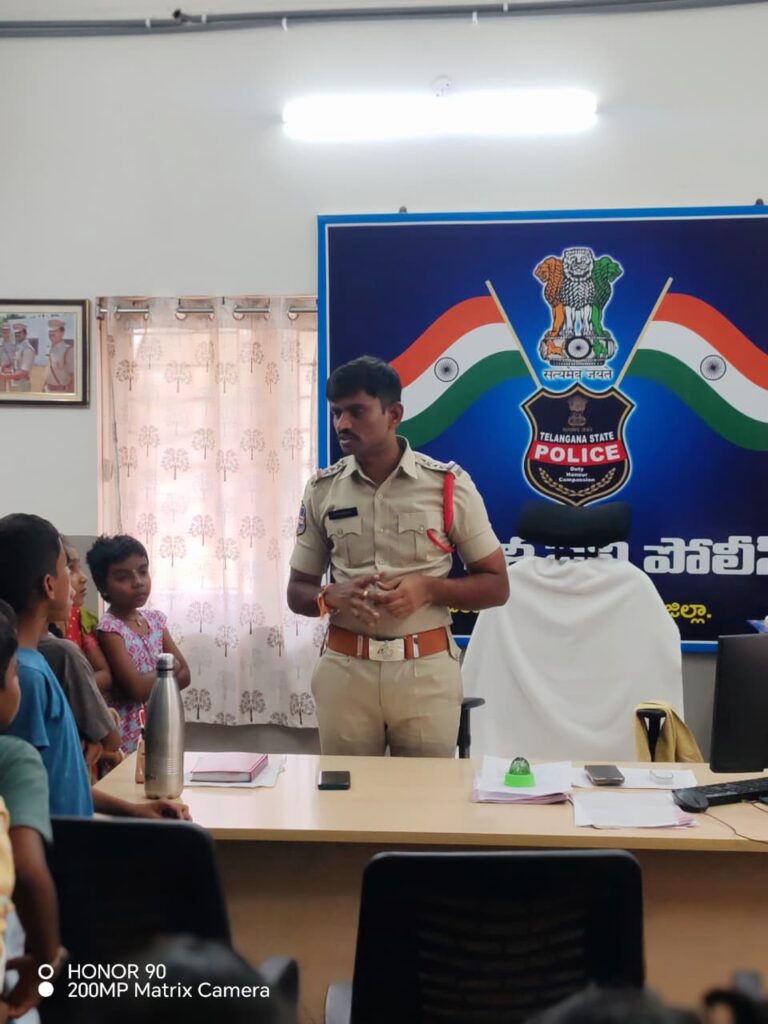 పోలీస్ స్టేషన్ పనితీరుపై విద్యార్థులకు అవగాహన