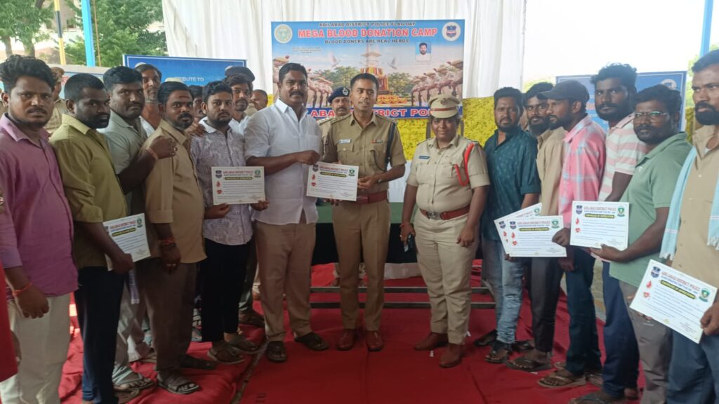 పోలీస్ ఫ్లాగ్ డే సందర్భంగా సర్పంచ్ రక్తదానం