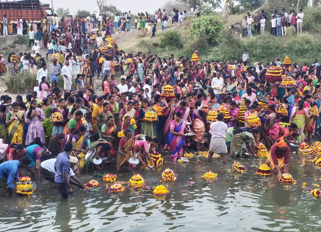 గంగమ్మ ఒడిలోకి బతుకమ్మ.!