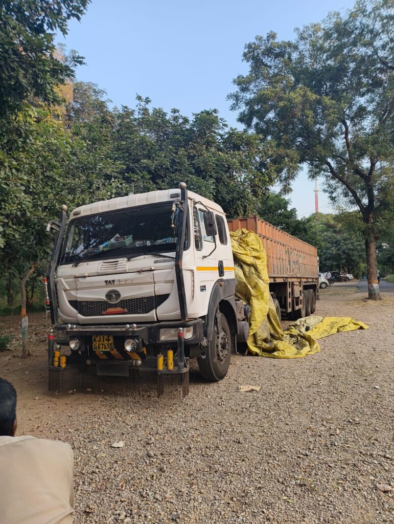 ఆన్‌లైన్‌లో లారీ బుక్ చేసిన ఇద్దరి అరెస్ట్.!