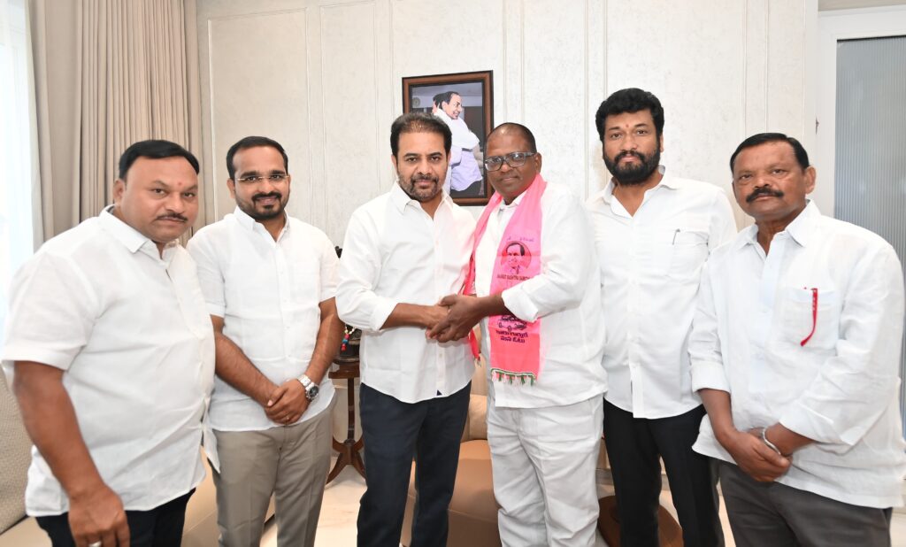 కాంగ్రెస్ సీనియర్ నాయకుడు శ్రీనివాస్ రెడ్డి బీఆర్ఎస్‌లో చేరిక..