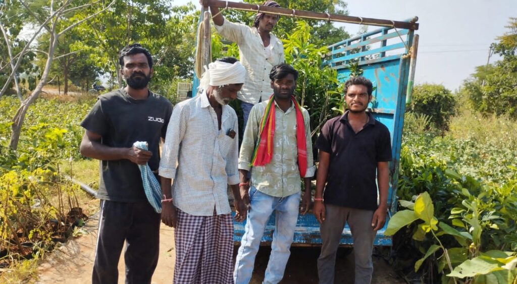 రైతులకు ఉచితంగా ఆగ్రో ఫారెస్ట్రీ మొక్కల పంపిణీ