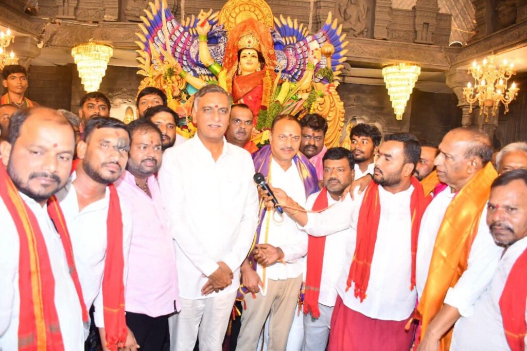 బతుకమ్మ వేడుకల్లో పాల్గొన్న మాజీ మంత్రులు..