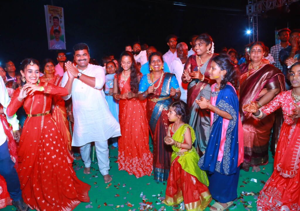బతుకమ్మ సంబరాల్లో మహిళలతో కలిసి సందడి చేసిన ఎమ్మెల్యే