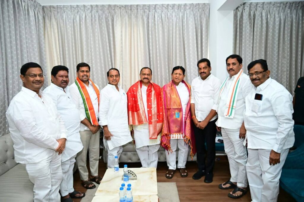 కాంగ్రెస్ బలోపేతం.. జిల్లా అభివృద్ధిపై సమీక్ష
