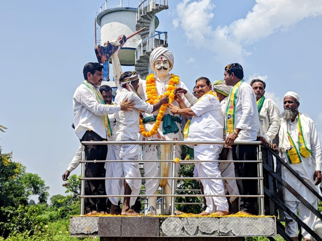 ఆ ఊరు.. మాజీ ఎమ్మెల్యే రాథోడ్ బాపురావు వైపు