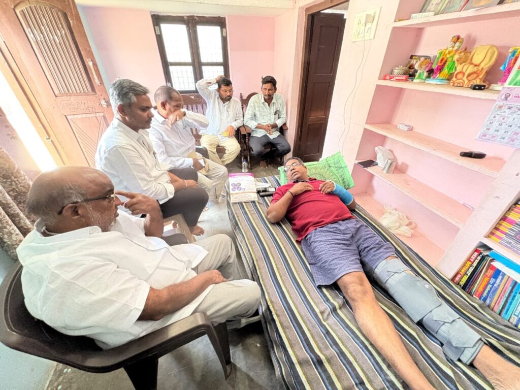 గాయపడిన నాయకుడిని పరామర్శించిన మాజీ మంత్రి