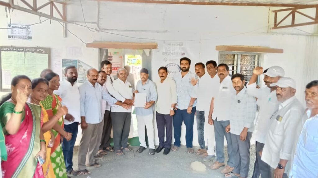 కరువు మండలంగా ప్రకటించాలని ఎమ్మార్వో కు వినతి..